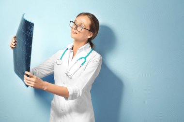 Kadın doktor ile x-ışını imge üstünde açık renkli