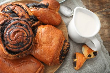Ahşap plaka üzerinde haşhaş tohumu ile lezzetli hamur işleri