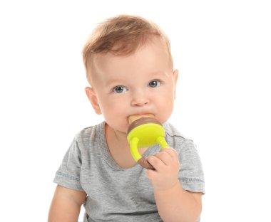 Küçük bebek beyaz arka plan üzerinde nibbler ile