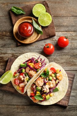 Kurulu ile lezzetli karides tacos ahşap tablo