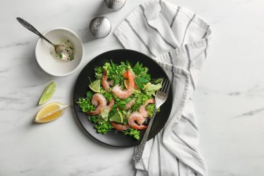 Lezzetli taze karides salatası 