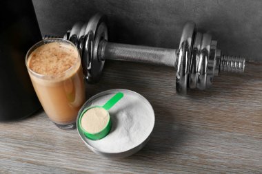 Protein içeceği, toz ve halter masada kompozisyonu
