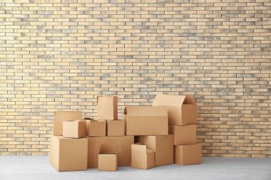 Ev kavramı taşıyın. Karton kutular boş odada katta