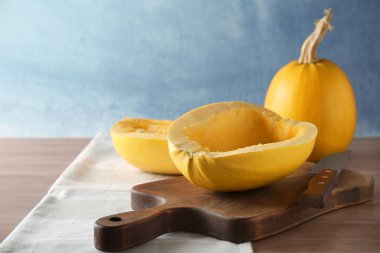 Spagetti squash ahşap tahta kesmek