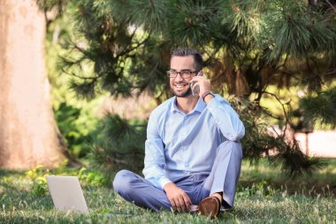 Telefonda konuşurken zarif adam 