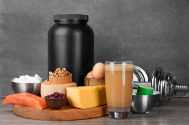 Protein içeceği, toz ve masasına yemek kompozisyonu