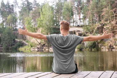 Lake Forest yakınındaki oturan genç adam