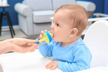 Nibbler'ı ile şirin bebek  