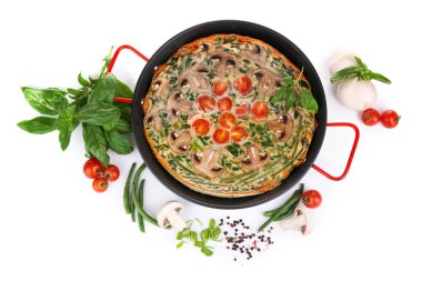 Ispanak frittata pan ve sebze, üzerinde beyaz izole