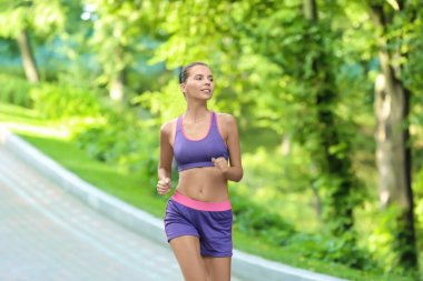 Parkta çalıştıran sportif genç kadın