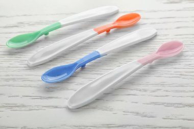 Renkli mutfak eşyaları ahşap masa üzerinde bebek için yemek