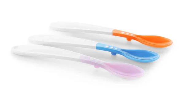 Utensílios alimentares coloridos para bebê no fundo branco — Fotografia de Stock