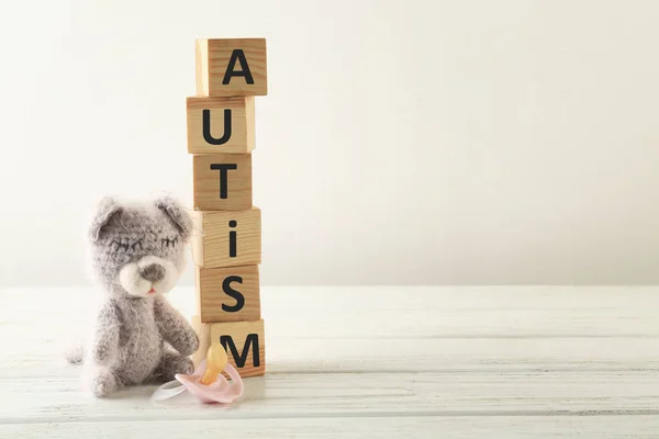 Кубики со словом AUTISM — стоковое фото