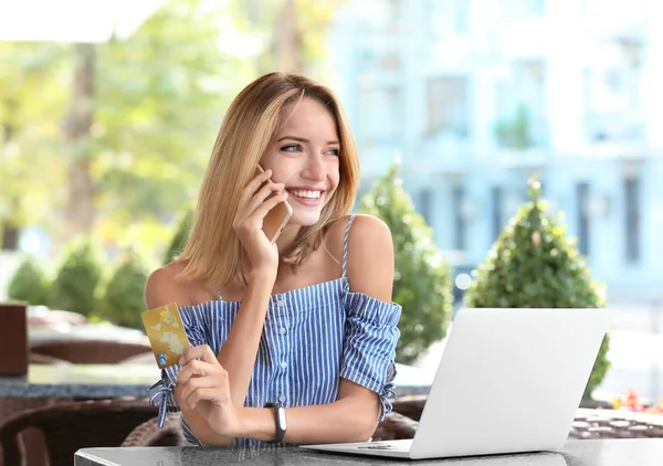 Jeune femme avec ordinateur portable — Photo