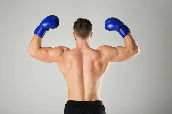 Mannelijke bokser op lichte achtergrond — Stockfoto