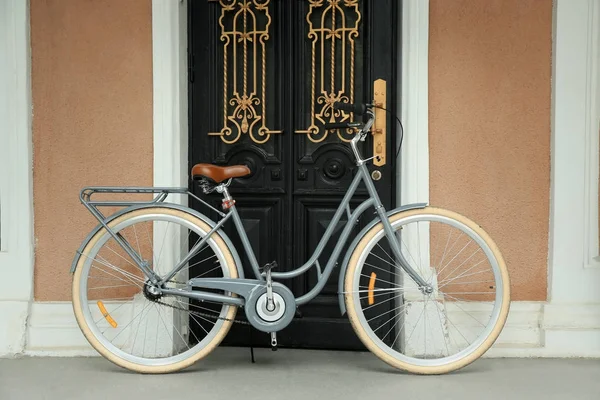 Bicicleta retro estacionada — Fotografia de Stock