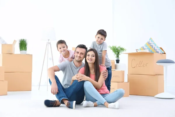 Familia feliz en nuevo hogar — Foto de Stock