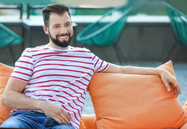 Bonito homem em roupas casuais ao ar livre — Fotografia de Stock