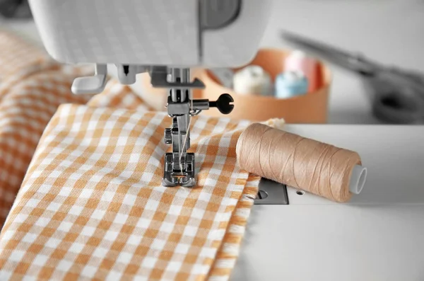 Швейная машинка на столе, крупный план — стоковое фото