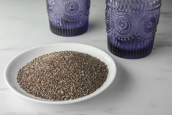 Тарелка с семенами чиа на столе — стоковое фото