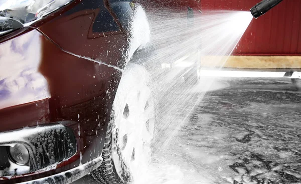 Limpieza de coches con agua de alta presión, primer plano — Foto de Stock