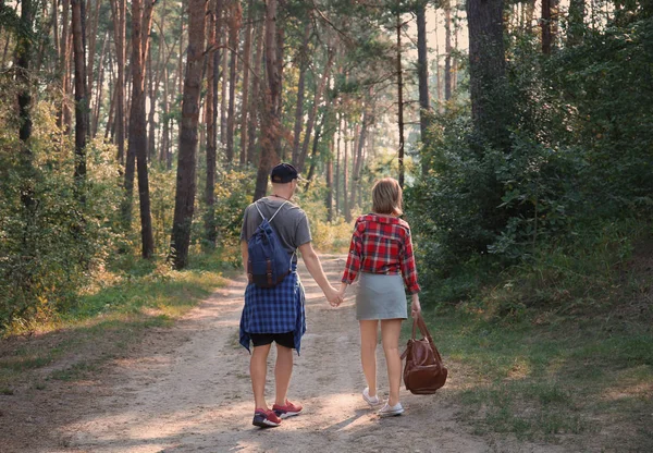 Joven pareja encantadora pasar tiempo al aire libre — Foto de Stock