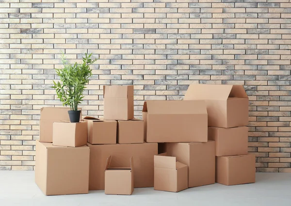 Ev kavramı taşıyın. Karton kutular boş odada katta — Stok fotoğraf