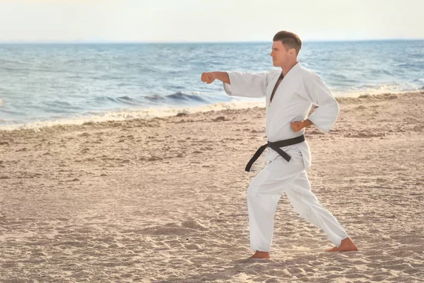Młody mężczyzna na zewnątrz ćwiczyć karate — Zdjęcie stockowe