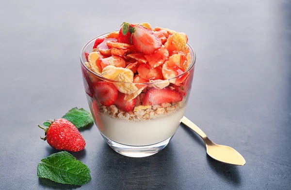 Tasty strawberry dessert — Stock Photo, Image