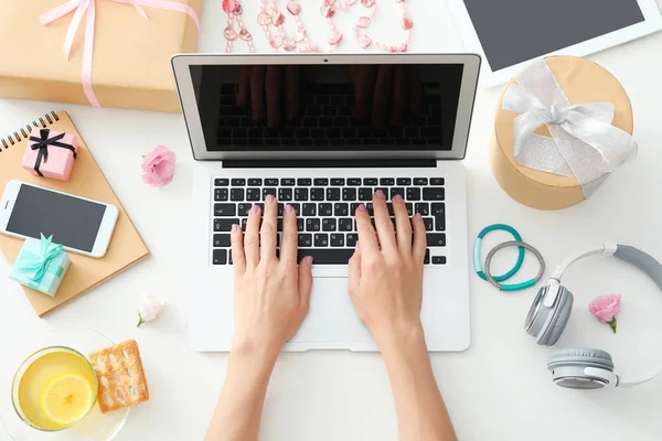 Mains de blogueur beauté avec ordinateur portable et différentes choses sur la table — Photo