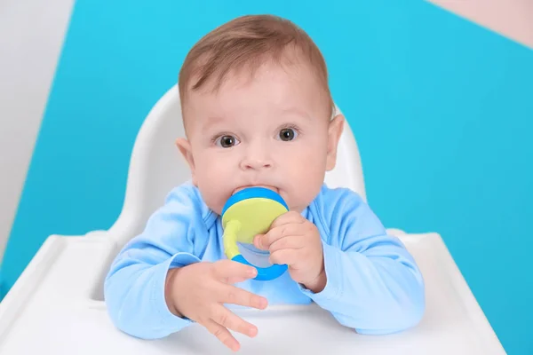 Söt liten baby med nibbler — Stockfoto