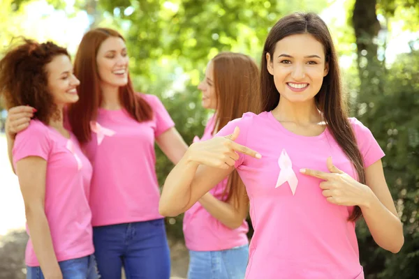 Νεαρή γυναίκα σε ροζ μπλουζάκι σε εξωτερικούς χώρους. Έννοια συνειδητοποίηση καρκίνου του μαστού — Φωτογραφία Αρχείου