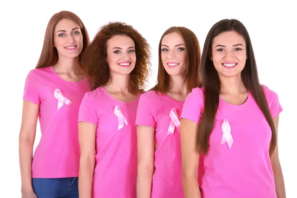Mujeres jóvenes en camisetas rosas sobre fondo blanco. Concepto de conciencia sobre el cáncer de mama — Foto de Stock