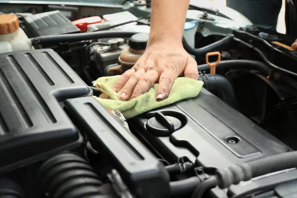 Auto mechanic providing car service, closeup — Stock Photo, Image