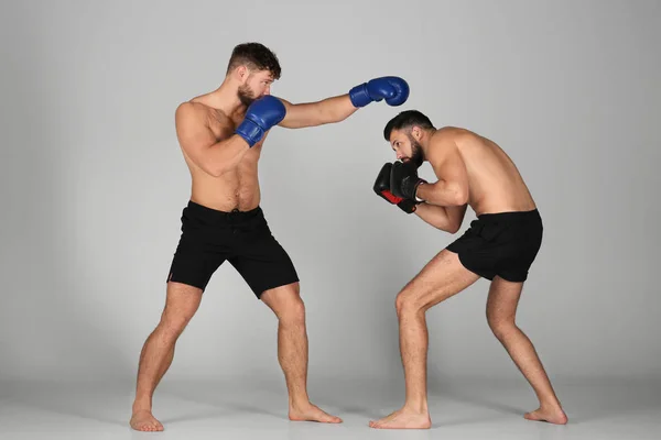 Manliga boxare kämpar — Stockfoto