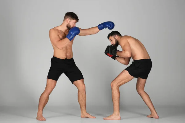 Boxeadores masculinos luchando — Foto de Stock