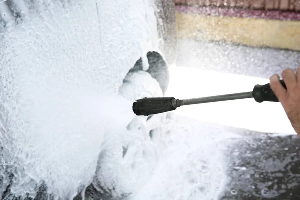 Hombre coche de limpieza con agua de alta presión —  Fotos de Stock