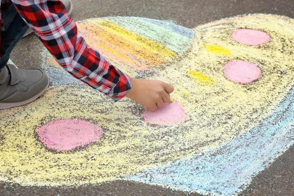 Little child drawing alien spaceship with chalk on asphalt, closeup — Stock Photo, Image