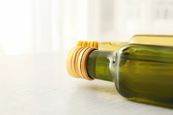 Стеклянные бутылки с маслом — стоковое фото