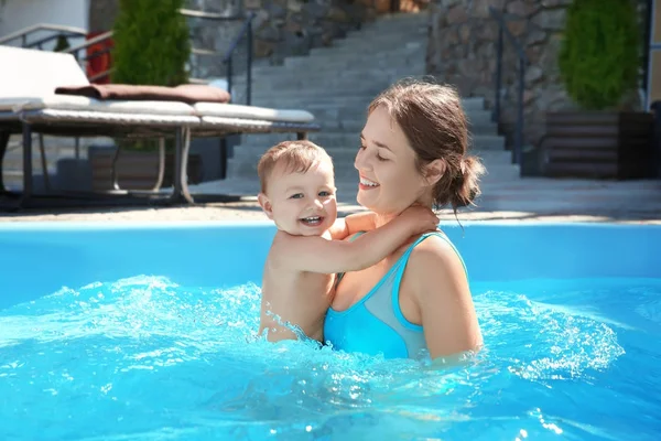 Söt liten pojke med mor i poolen — Stockfoto