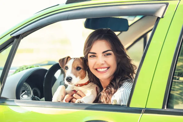 Ung kvinna med söt hund — Stockfoto