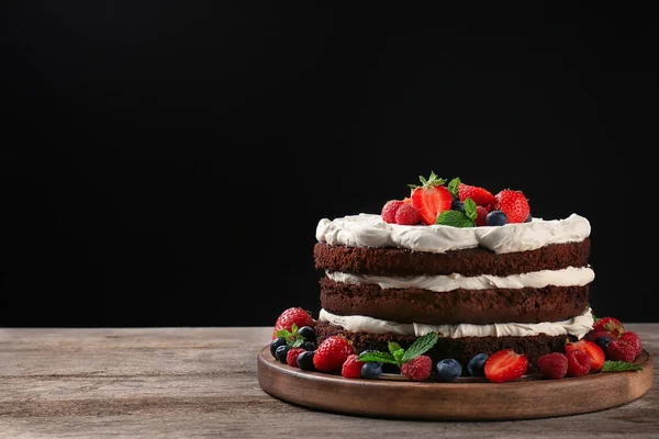 Вкусный шоколадный торт с ягодами — стоковое фото