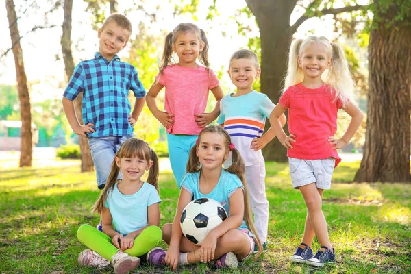 Lindos niños pequeños con pelota en el parque — Foto de Stock