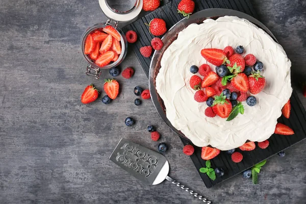 Meyveli çikolatalı kek. 