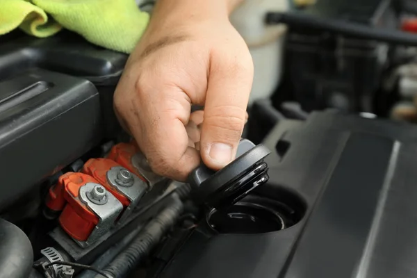 Auto mechanic repairing car, closeup — Stock Photo, Image