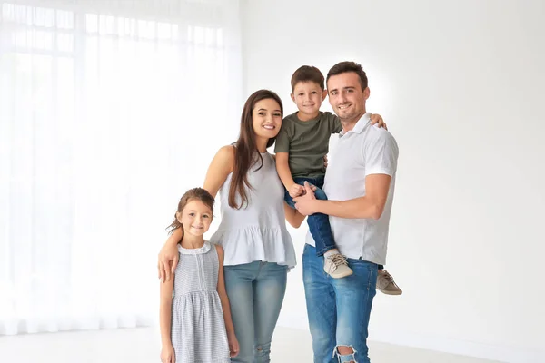Lycklig familj på nytt hem — Stockfoto