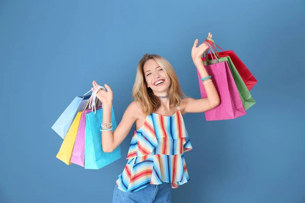 Belle femme avec des sacs en papier — Photo