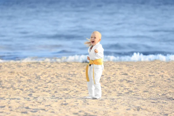 Küçük kız pratik karate açık havada — Stok fotoğraf