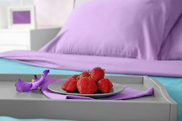 Acento lila en el interior moderno. Bandeja con sabroso desayuno en la cama — Foto de Stock
