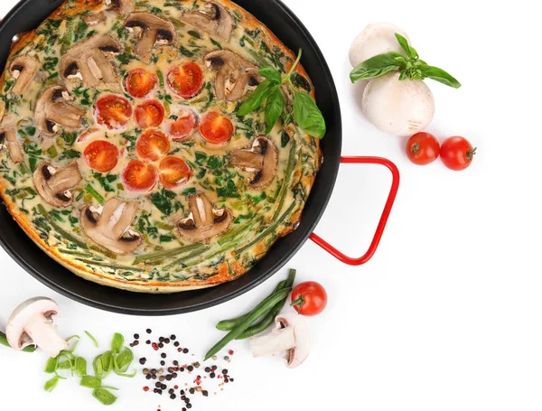 Frittata van de spinazie in de pan en fruit, geïsoleerd op wit — Stockfoto